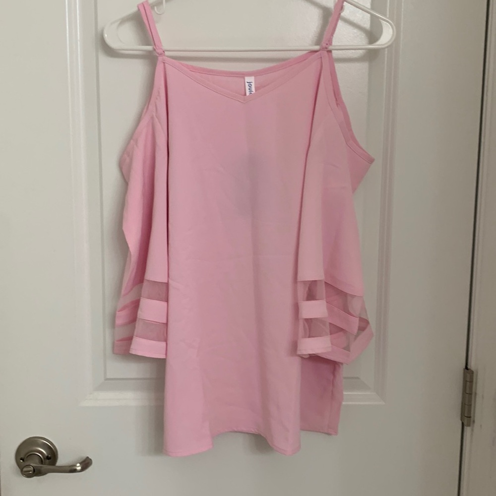 Beautiful off shoulder top you’ll love it , it’s light pink size M